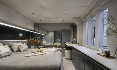 Cabina doppia con vista dal letto e accesso al bagno privato sul catamarano SunReef 70