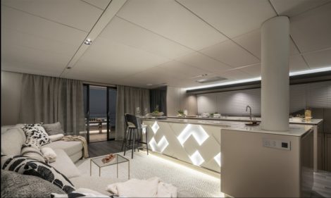 Salone open concept con accesso alla cucina del catamarano SunReef 70