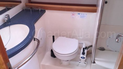 Toilet en douche in een van de twee badkamers van de Bavaria 46 zeilboot