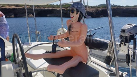 Al onze boten Bootverhuur met kapitein op Ibiza voor excursies naar de beste stranden van Ibizade automatische piloot ;)
