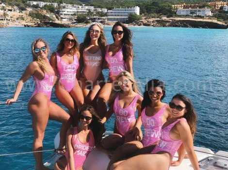 De bruid en haar vrienden vieren een vrijgezellenfeest in catamaran op Ibiza