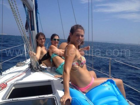 Meisjes die op een jacht in Ibiza varen