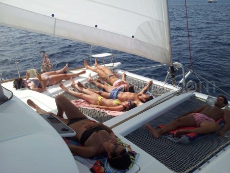 Ga zonnebaden op catamarannetten op Ibiza