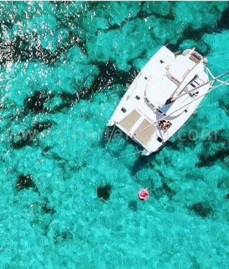 Weergave van een drone van de Lagoon 380 2019 catamaran verankerd op Formentera
