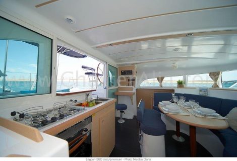 Woonkamer met geïntegreerde keuken Lagoon 380 2018 catamaran