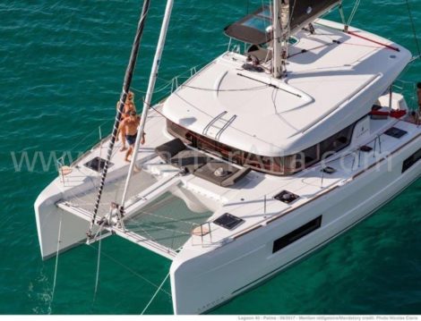 Foto met drone van charter catamaran Ibiza Lagune 40