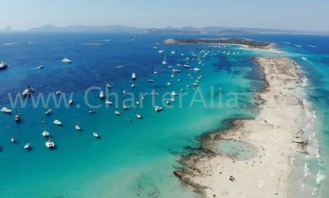 Het noorden van Formentera verwelkomt duizenden boten die zijn verankerd in het kristalheldere water