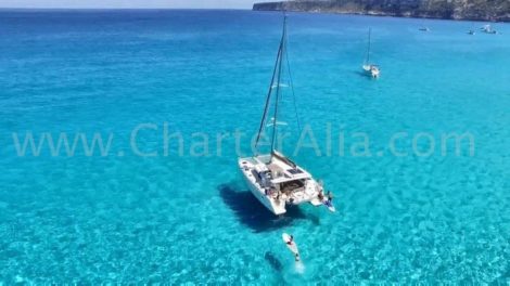 Onze charter catamaran verankerd in Es Calo de San Agustin ten zuiden van Formentera