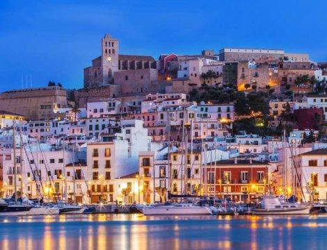 Ibiza-stad is de thuisbasis van dit super mega-jacht te huur