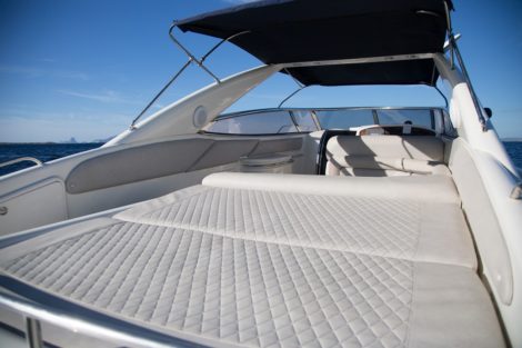 Achtersteven met solarium van de Sunseeker 48 Yacht te huur op Ibiza en Formentera