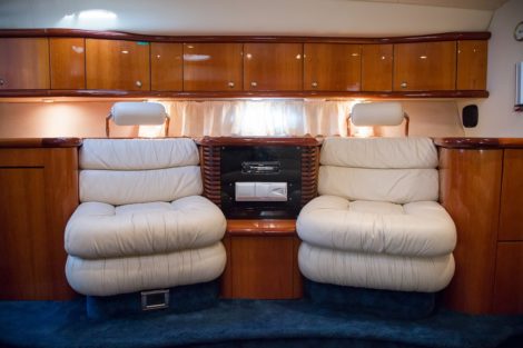 Comfortabele interne fauteuils Sunseeker 48 motorboot