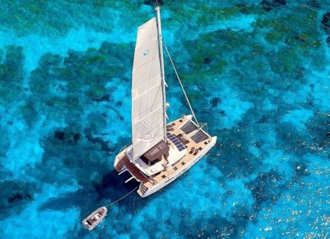 De catamaran Lagoon 52 is een van de nieuwste en mooiste charterboten op Ibiza en Formentera