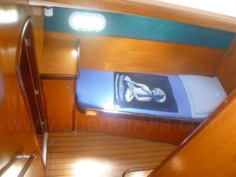 Cama adicional de solteiro no corredor estibordo a bordo do aluguel de catamara Lagoon 470 em Ibiza e Formentera