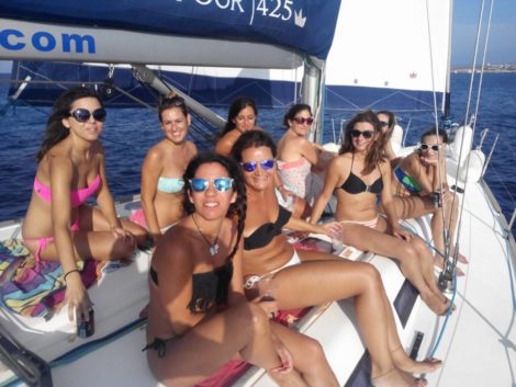 Festa de solteira em Ibiza em veleiro Dufour 425