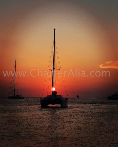 O por do sol de catamara de charter em Ibiza sao uma maravilha