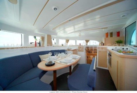Salao interior do catamaran Lagoon 380 de 2019 com cozinha integrada