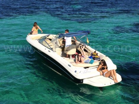 Sunbathing a bordo 230 Sea Ray lancha para alugar em Ibiza com o capitão