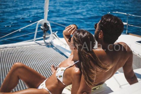 Um casal curtindo as redes frontais do catamara Lagoon 380 de 2019