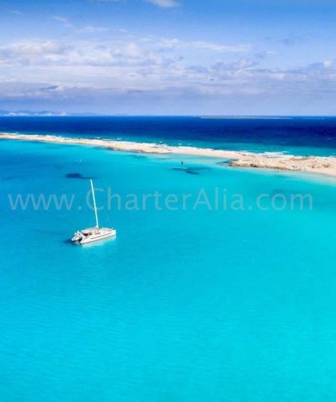 A imagem idilica do catamara Lagoon 380 lancado em 2019 na costa de Formentera e Espalmador