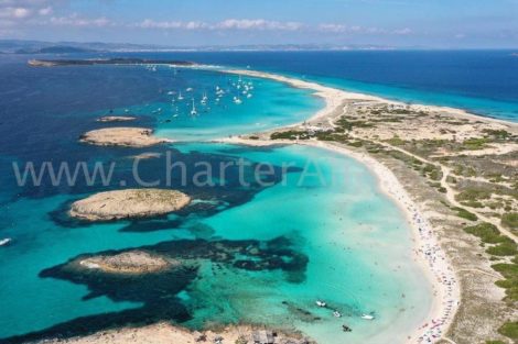 As pequenas ilhas na costa norte de Formentera sao as que dao nome a famosa praia de Illetas