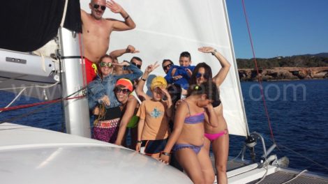 Uma família tao agradavel desfrutando de suas ferias encantadoras a bordo de um catamara em Ibiza e Formentera