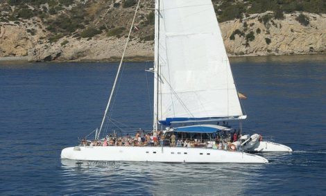 Alugue um catamarã em Ibiza para 100 pessoas