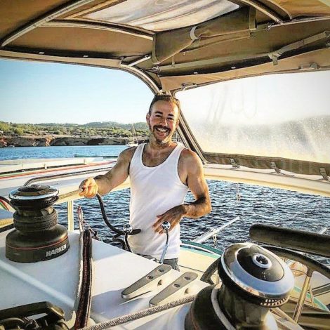 Jose Navas, fundador da Charteralia, feliz em velejar no catamarã Lagoon 400