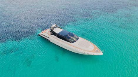 Vista panorâmica do enorme iate Mangusta 92 nas deslumbrantes águas de Ibiza
