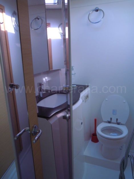 Ванная комната с отдельным душем на борту катамарана