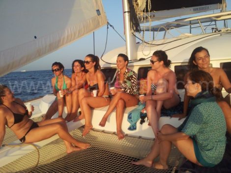 Вечеринка на лодке с девушками
