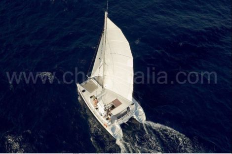 Вид с воздуха на лодке в аренду на Ибице