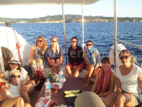 Клиенты в кабине чартера Lagoon 380 2018 катамаран Ibiza Formentera