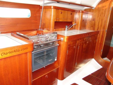 Полная кухня на борту Oceanis 351 аренда паруснои лодки на Ибице и Форментере