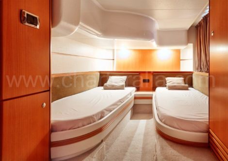 Спальня с двумя кроватями на яхте Baia Aqua 54