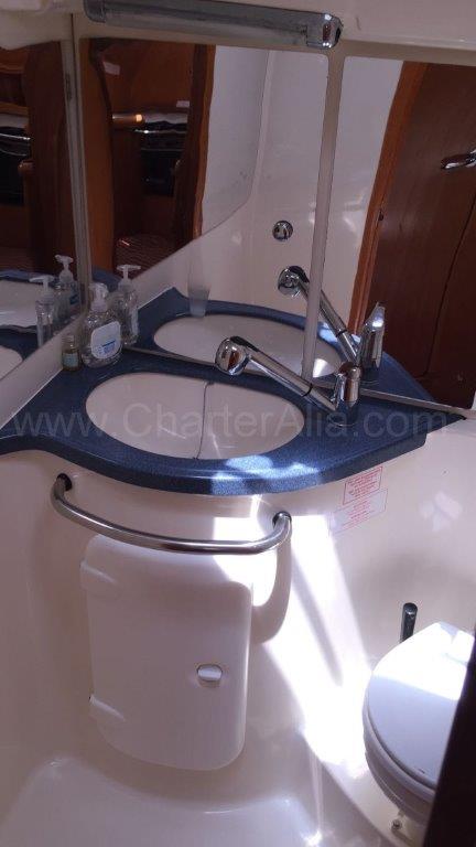 Умывальник в однои из ванных комнат чартернои лодки Bavaria 46 на Ибице