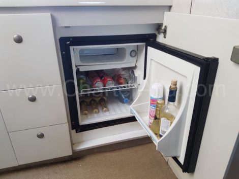 Холодильник внутри аренднои яхты