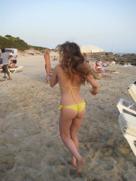 девушка на пляже Салинас Ибица