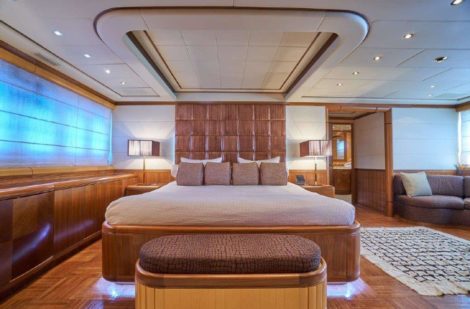 Mangusta 130 предлагает превосходный интерьерный интерьер с кроватью размера kingsize и собственной ванной комнатой.