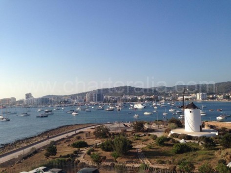 Molino Ibiza y vista bahía san antonio