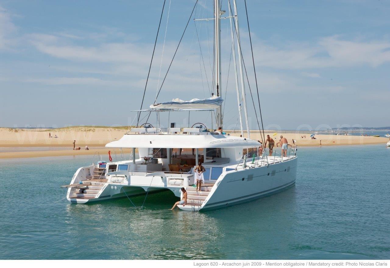 Catamaran Lagoon 620 fondeado