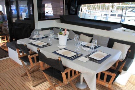 Mesa exterior montada para las mejores noches de verano en Ibiza y Formentera