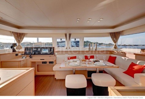 Salon y sofas interior Lagoon 450 con aire acondicionado en Ibiza y Formentera