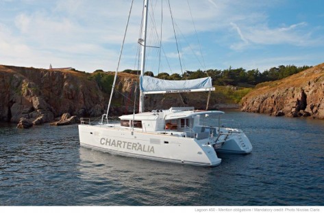 charter catamaran en Ibiza con aire acondicionado