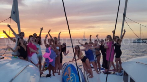 Puesta del sol al frente de Mambo y Café del Mar con yate charter en Ibiza
