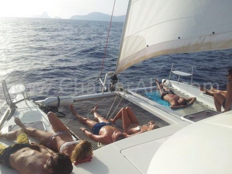 Navegar en catamaran de alquiler en Ibiza es un placer