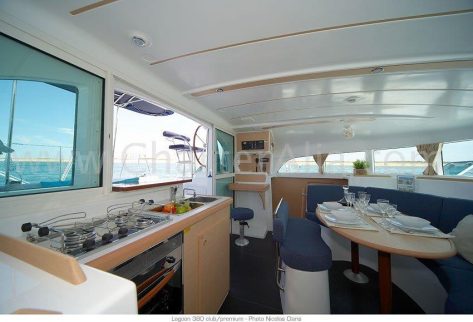Salon con cocina integrada del catamaran Lagoon 380 2018