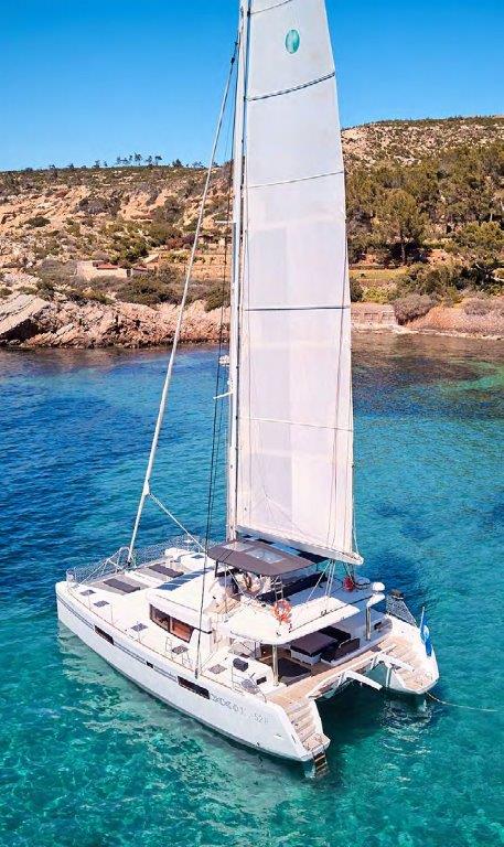 Charter Catamaran Ibiza Lagoon 52 navegando en agua turquesa