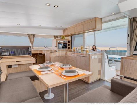 El diseño interior del catamaran Lagoon 400 de Nauta Design es muy moderno