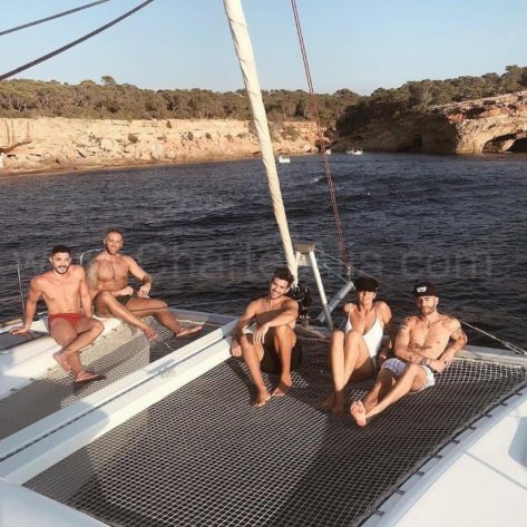 El influencer español Pelayo y sus amigos tambien disfrutaron en Ibiza del catamaran Lagoon 400