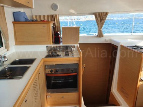 La cocina del catamaran Lagoon 420 esta completamente equipada Como si estuviéramos en casa